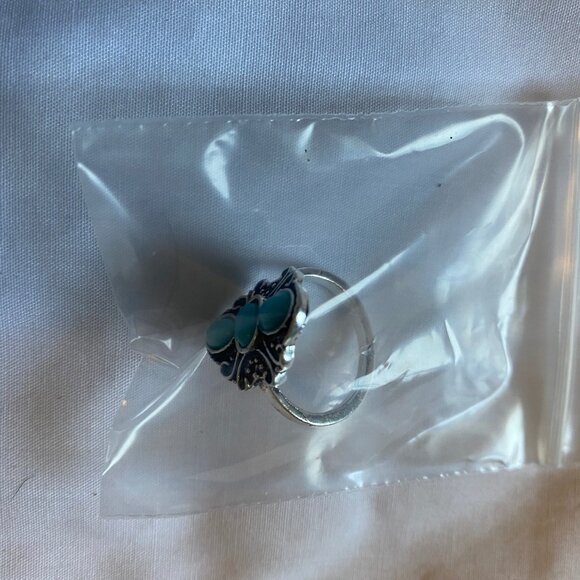 Native American Sterling Silver W/ 3 Turquoise Gemstones Ring Size 6 For Women - Picture 6 of 7